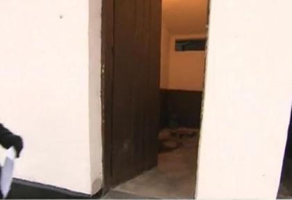 В 21-ви век български ученици притичват по нужда до външна тоалетна