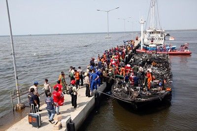 23 загинали и 17 изчезнали при пожар на ферибот в Индонезия
