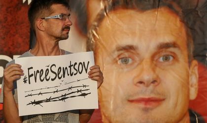 ЕС зове Русия да помогне на гладуващия Сенцов