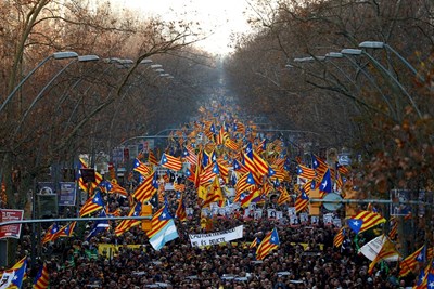 Стотици хиляди протестиращи в Барселона: Самоопределението не е престъпление