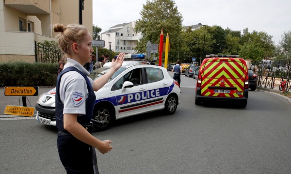 ИД пое отговорност за атаката в предградие на Париж