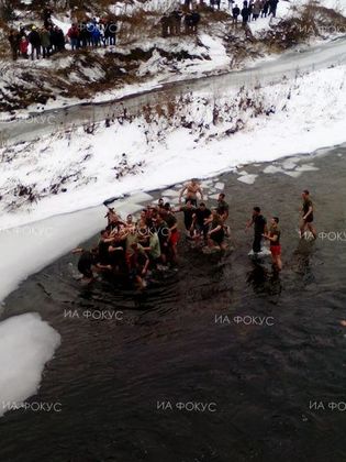 Кюстендил: 19-годишният Ерик Кирилов извади богоявленският кръст от водите на река Джерман в Дупница