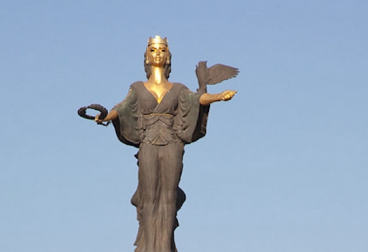 Статуята на София грейва в зелено