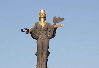 Статуята на София грейва в зелено