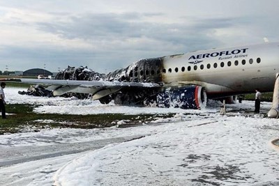 Откриха двете черни кутии на подпалилия се самолет при аварийно кацане в Москва