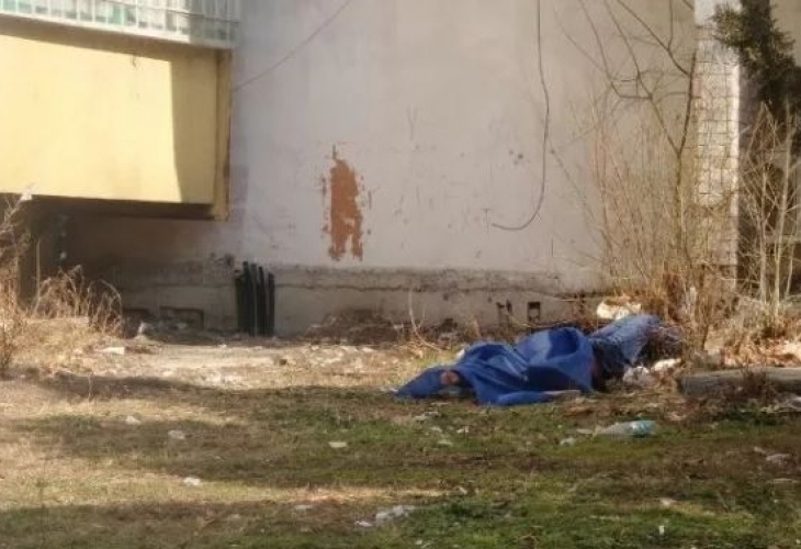 Млад мъж полетя от четвъртия етаж на блок в Бургас
