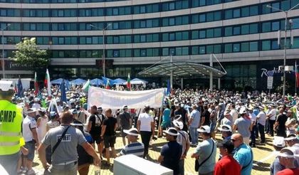 Увеличение на заплатите сега и нов закон за МВР догодина поискаха протестиращите полицаи (СНИМКИ)