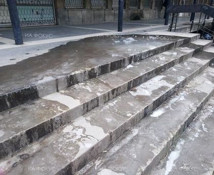 Варна: Заледено стълбище затруднява достъпа до IV ДКЦ