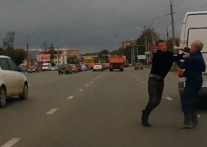Пак агресия на пътя! Двама се сбиха в спор за предимство, единият е със счупен крак