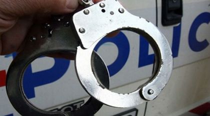 Полиция с белезници на ръцете