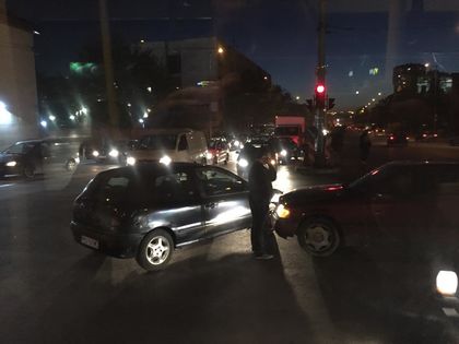 СНИМКИ: Катастрофа запуши кръстовището на ВСИ!