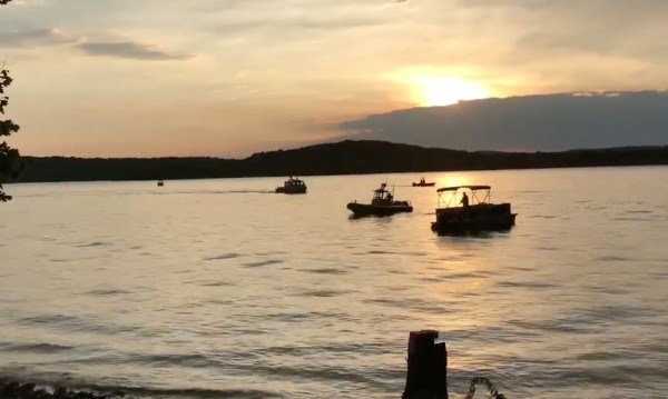 Лодка се обърна в езеро в Мисури – 8 жертви на трагедията