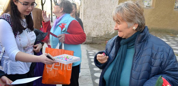 Ученици от Езиковата подаряваха усмивки в центъра