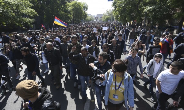 Хиляди на протест в Армения – срещу кого и какво?