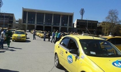 Отложиха точката за данъка на пловдивските таксита