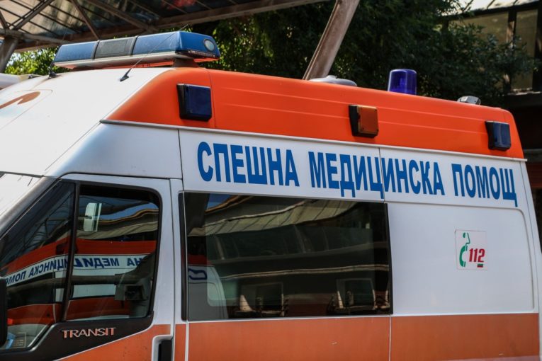 Мъж си преряза гърлото със счупена бутилка в центъра на София
