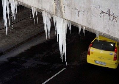 За месец 400 глобени за ледени висулки и непочистени тротоари в София