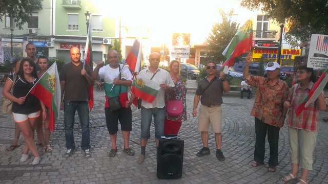 Пловдивчани протестират с плакати: 