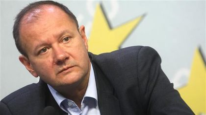 Михаил Миков: Ще съкратим пари от магистралите, за да дадем повече на хората