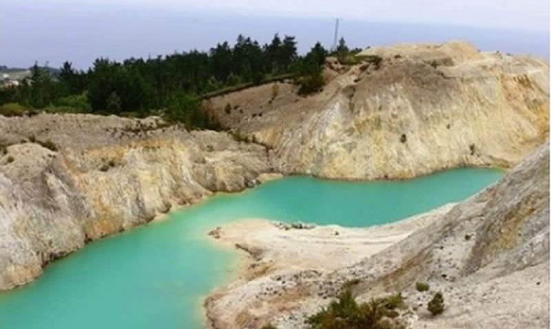Яркосиньо езеро, любимо на фотографите, се оказа... токсична яма