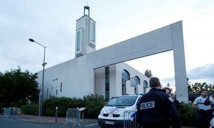 Мъж опита да се вреже с кола в хора пред джамия в Париж