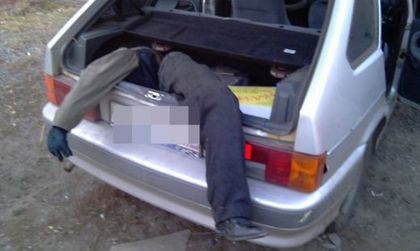 Мъж почина от инфаркт, провесен от багажника на автомобила си