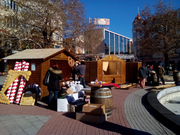 Демонтират Коледния базар пред Общината