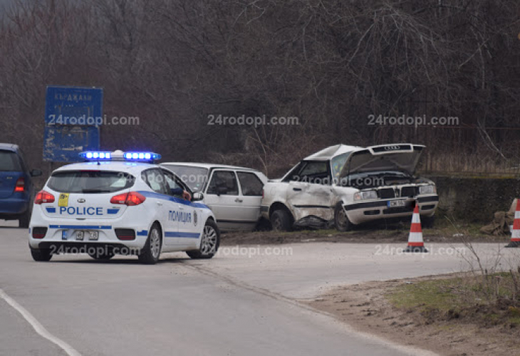 „Фолксваген“ и „Ауди“ се удариха в пловдивско село, има пострадали (СНИМКИ)