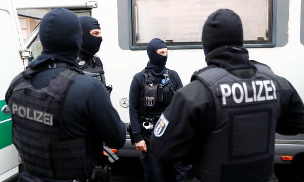 Кьолн: Крайнолеви и крайнодесни в меле, ранен полицай