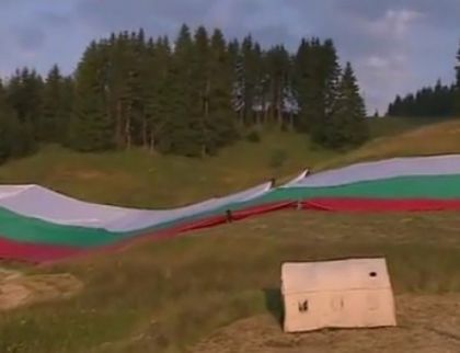 ВИДЕО: Разпънаха най-големия трибагреник на Рожен