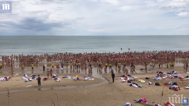 1800 жени влязоха голи в морето (ВИДЕО 18+)