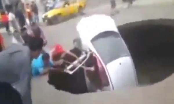 Спасителна акция "Погълната кола" в Перу