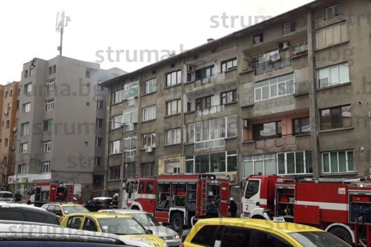 Огнеборци се изстреляха към “14-ти полк” в Благоевград! Пламна покривът на жилищна сграда