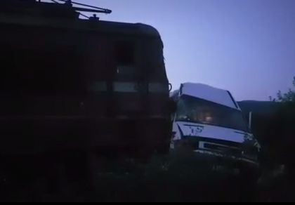 Влак помля микробус, пловдивчанин загина на място (ВИДЕО)