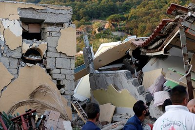 Спасиха 7-месечно бебе от рухнала при труса къща на италианския остров Иския