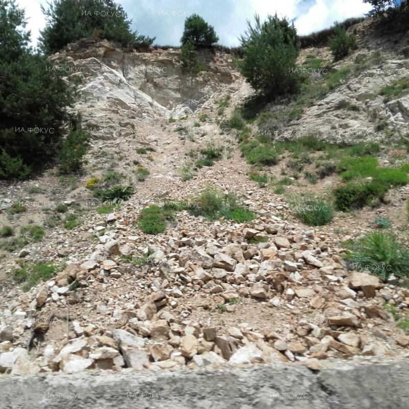 Благоевград: Повишена е опасността от падащи камъни в района на Предел и Кресненското дефиле