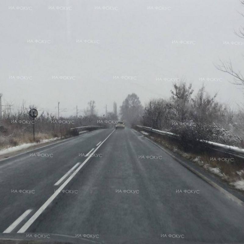 Кюстендил: Сняг вали в планинските райони на областта, пътните настилки са мокри и хлъзгави