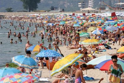 Деца напълниха пловдивските болници, носят вирусите от морето