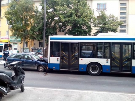 Кола влезе под рейс на бул. "Мария Луиза" в центъра на Варна (СНИМКИ)