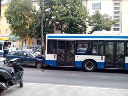 Кола влезе под рейс на бул. "Мария Луиза" в центъра на Варна (СНИМКИ)