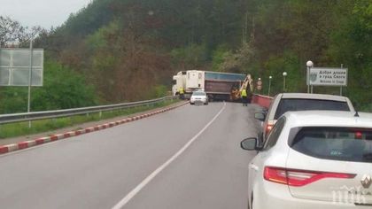 ПРОТЕСТ! Жителите на Своге блокират мястото на автобусната катастрофа заради състоянието на пътя