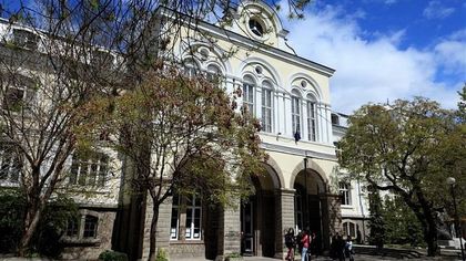 Осмокласник падна от парапет в Хуманитарната гимназия, няма опасност за живота му