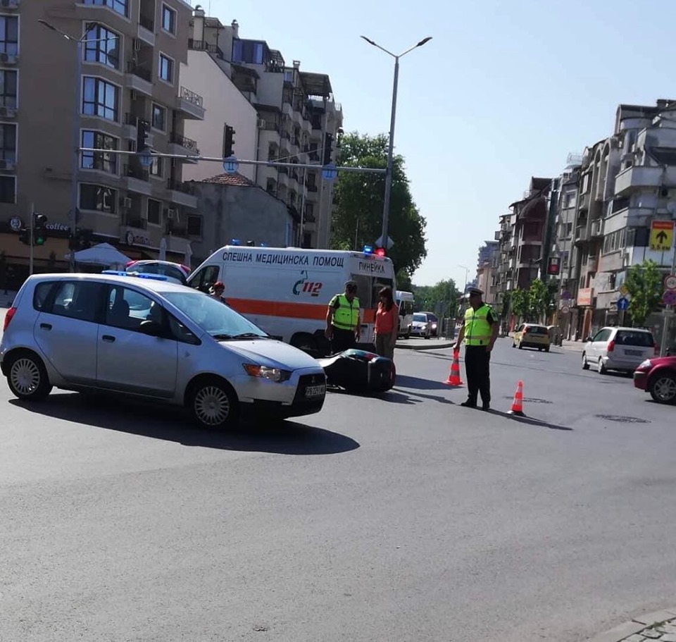 Катастрофа с моторист на възлово кръстовище в Пловдив (Видео/Снимки)