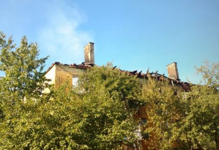 Ето какво остана от пламналия посред нощ блок в Божурище (СНИМКИ)