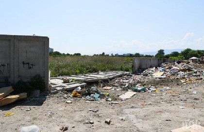 Падна оградата на турските гробища в Пловдив