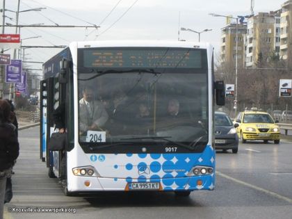 Рейсът по линия №204 рязко надъни спирачки - пътник се нацепи в стъклото и…