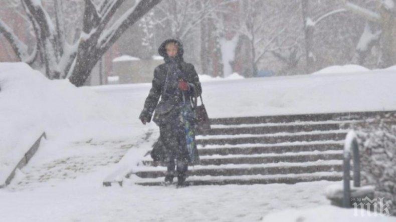 Зимата се завръща! Сняг ни затрупва в неделя