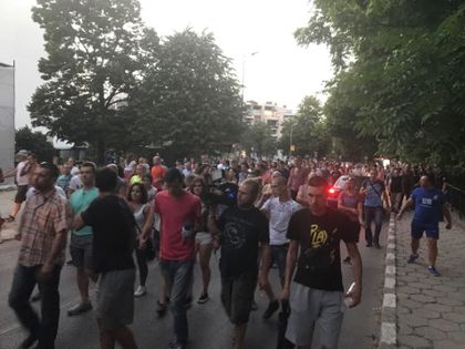 Полицията поведе петстотинно шествие към Общината (СНИМКИ)