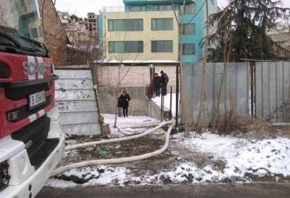 Извънредно от Варна! Жестоко престъпление на ул. "Девня", полицията изпомпва вода от шахта! (СНИМКИ)