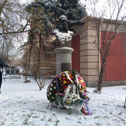 София: По повод 141 години от Освобождението на града бяха поднесени венци и цветя на паметника пред ген. Гурко и Цар Освободител